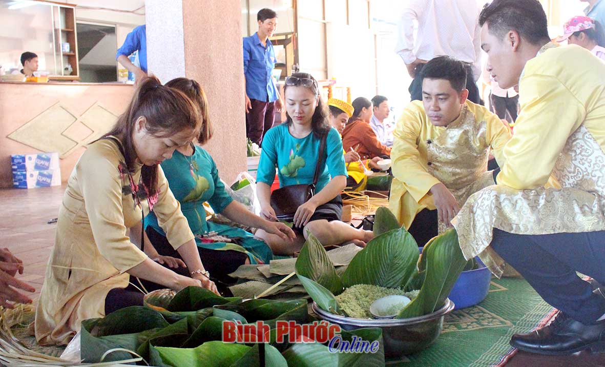 Phần thi gói bánh chưng của xã Long Tân