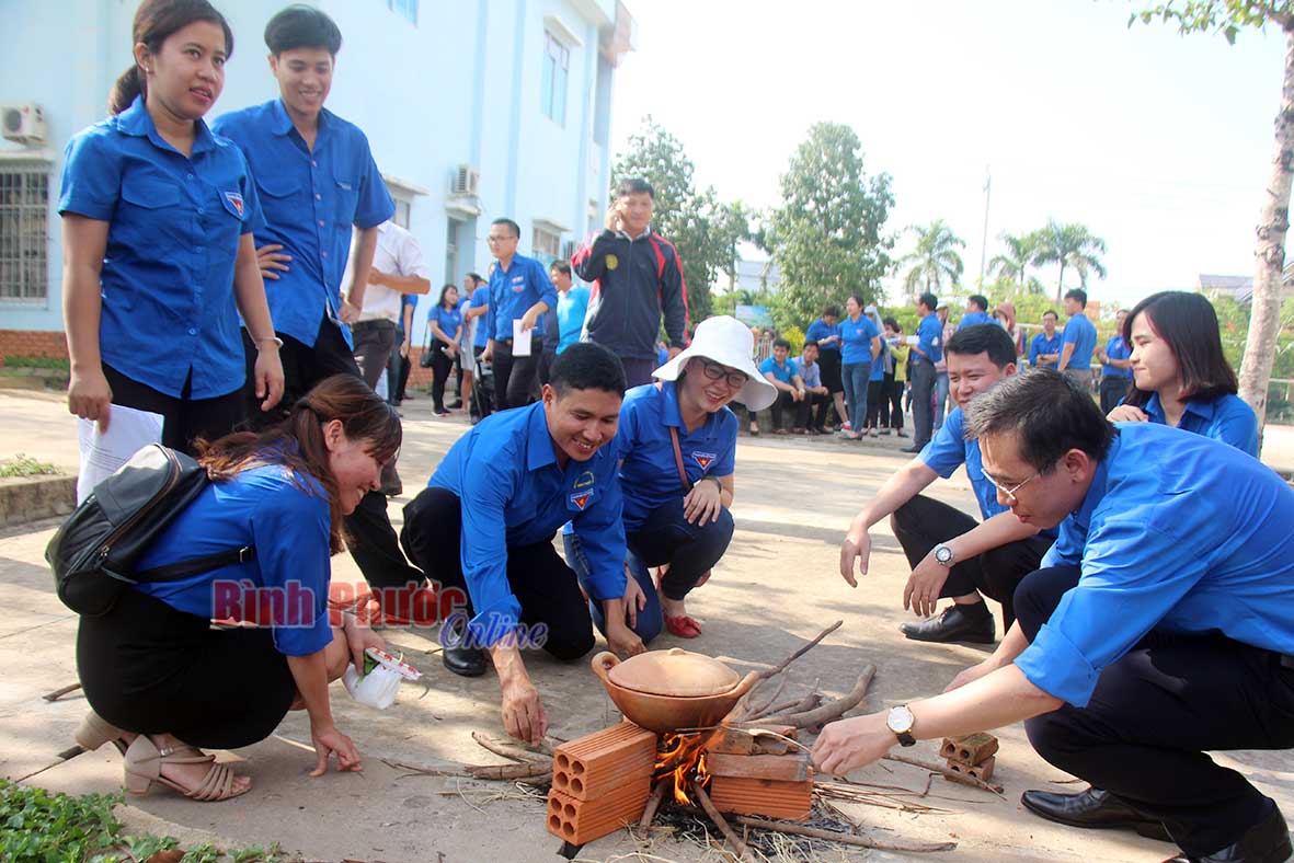 Phần thi nấu cơm niêu tại ngày hội