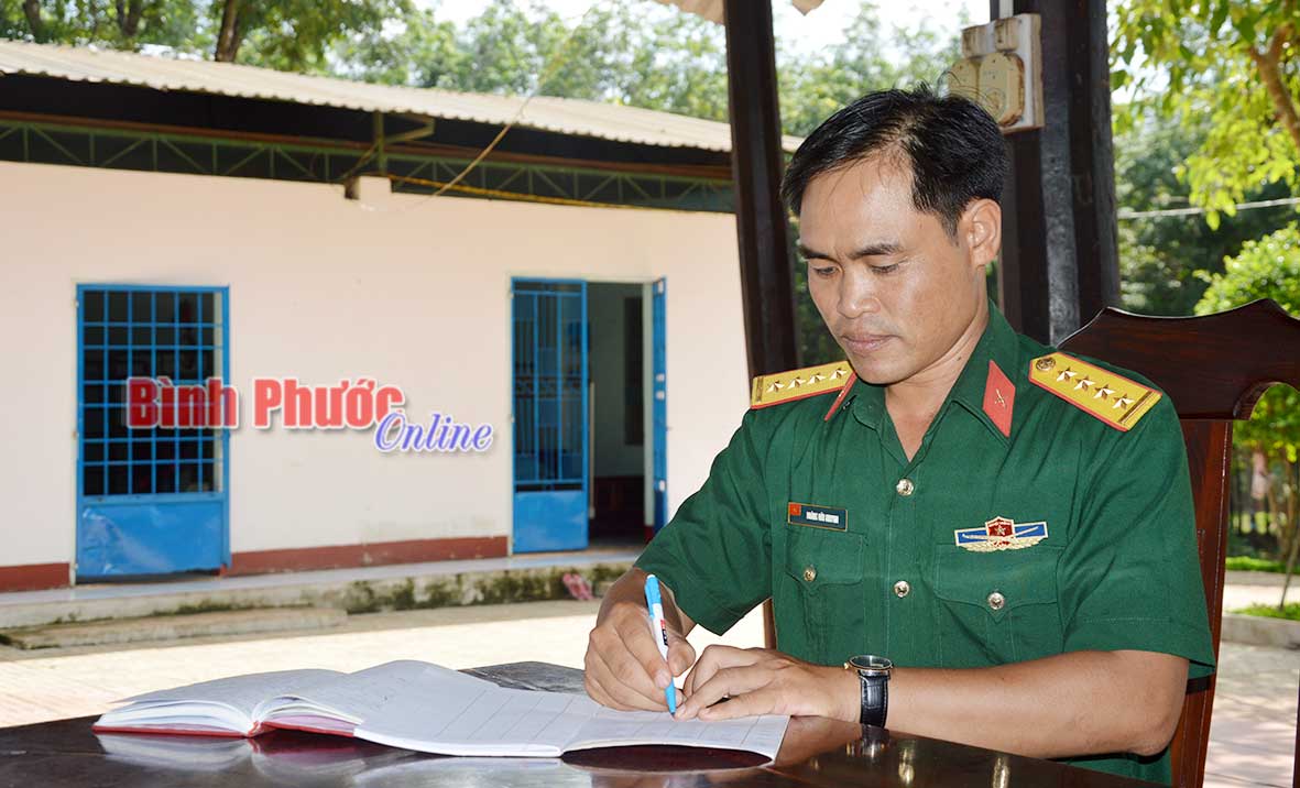 Đại úy Hoàng Hữu Khuynh kiểm tra sổ sách qua một ngày thực hiện nhiệm vụ của đơn vị