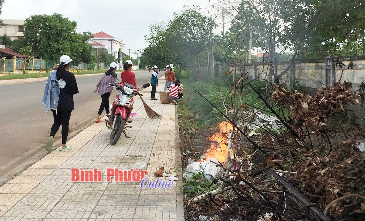 Thầy trò Trường phổ thông Dân tộc nội trú THPT tỉnh dọn vệ sinh tuyến đường Nguyễn Chánh