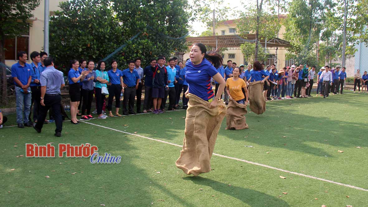 Đoàn viên, thanh niên thi nhảy bao bố tại ngày hội