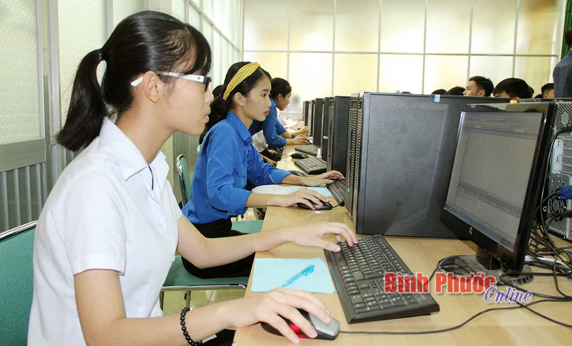 Thí sinh khối học sinh làm bài thi