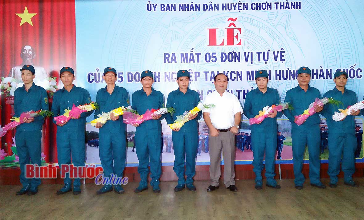 Ủy viên Ban Thường vụ Tỉnh ủy, Bí thư Huyện ủy Chơn Thành Nguyễn Tấn Hải tặng hoa chúc mừng Tiểu đội tự vệ Công ty TNHH S&K Vina, Khu công nghiệp Minh Hưng - Hàn Quốc