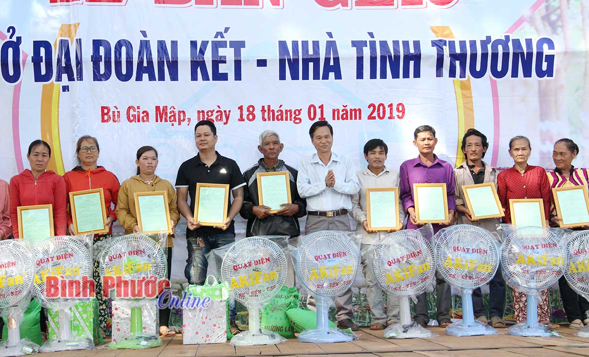 UBMTTQVN huyện Bù Gia Mập trao quyết định bàn giao nhà đại đoàn kết cho các hộ nghèo khó khăn về nhà ở tại Tiểu khu 119, thôn Hai Căn, xã Phú Nghĩa