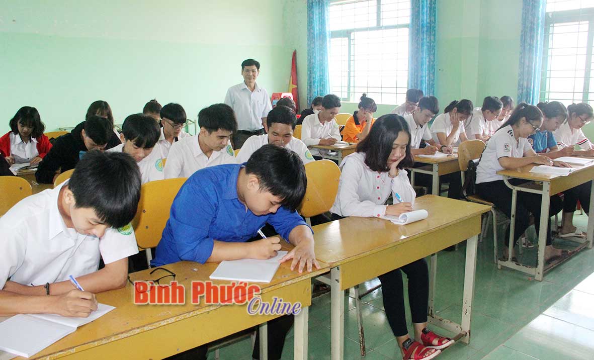 Học sinh lớp 12 tập trung nghe giảng trong giờ ôn tập môn Ngữ văn