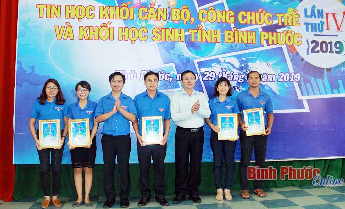 Ban tổ chức trao giải toàn đoàn cho các đơn vị tham gia