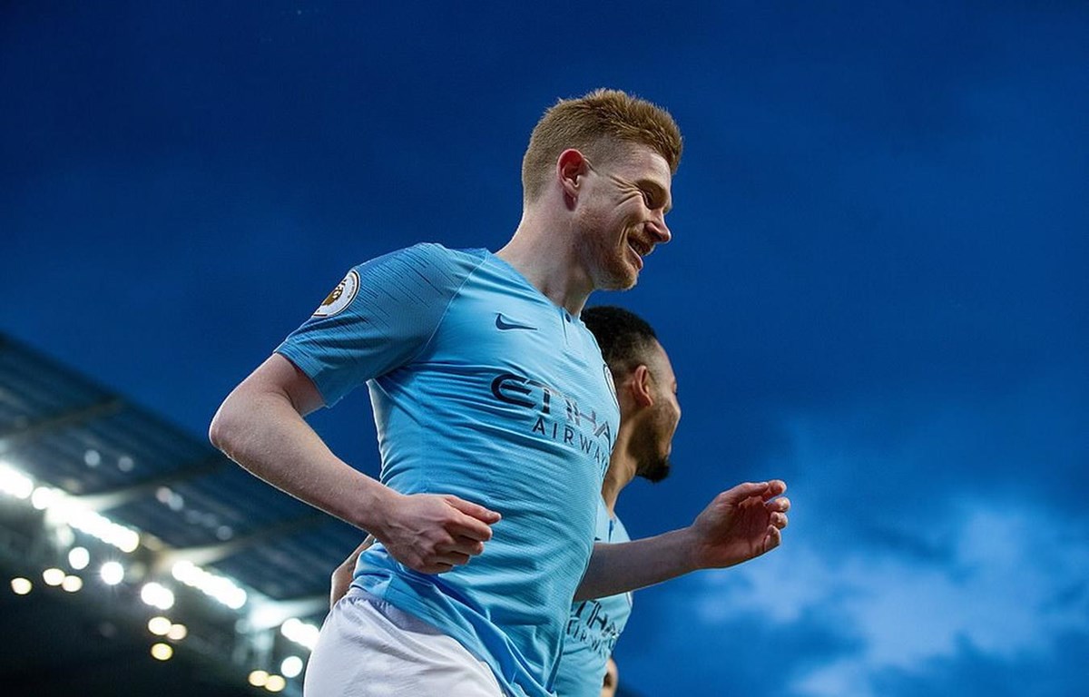 Kevin De Bruyne lập công giúp Man city trở lại ngôi đầu.