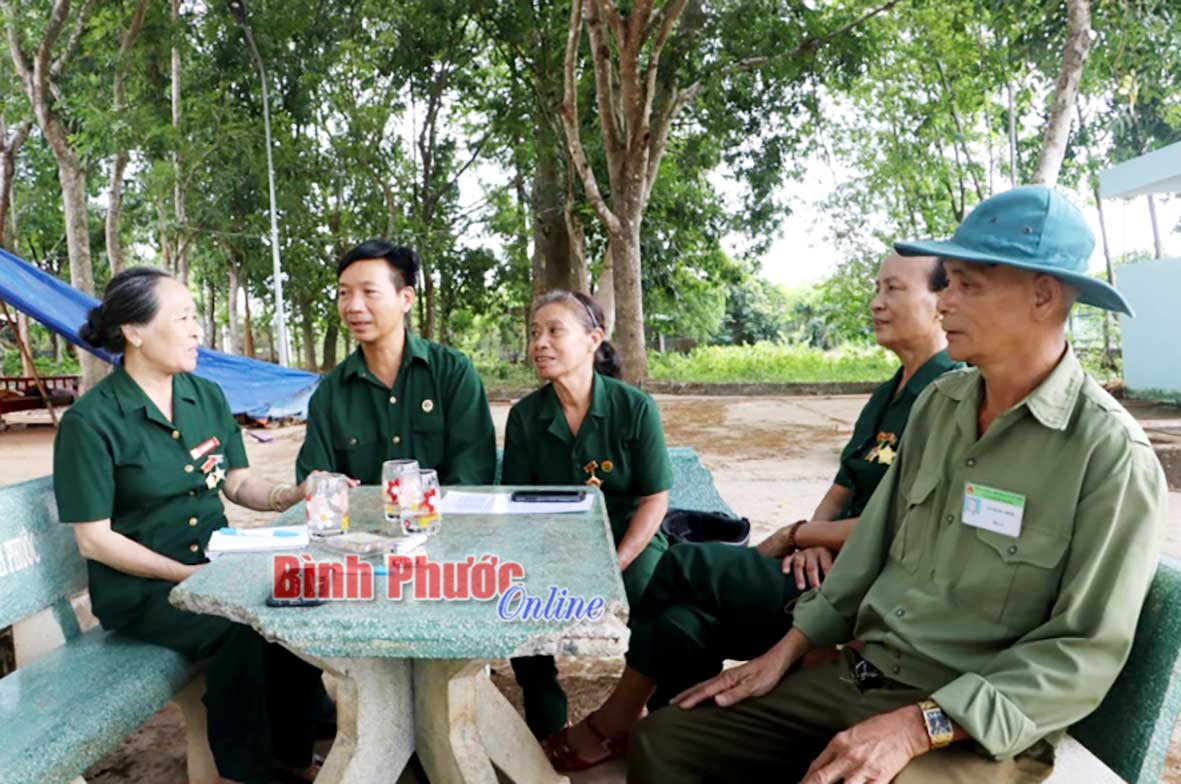 Ông Lê Đăng Minh (ngoài cùng bên phải) cùng những cựu chiến binh ôn lại kỷ niệm và chia sẻ về cuộc sống đời thường