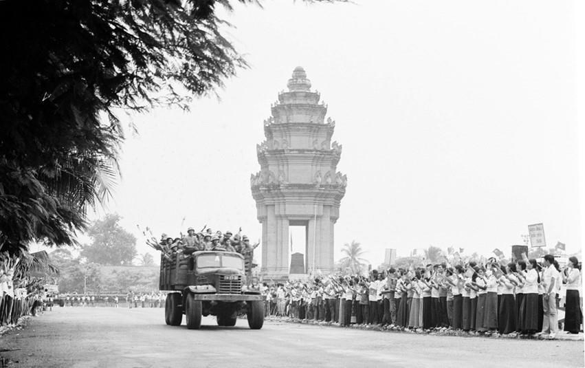  Hàng vạn người dân Thủ đô Phnom Penh đứng dọc 2 bên đường, lưu luyến tiễn đưa Quân tình nguyện Việt Nam hoàn thành nghĩa vụ quốc tế để trở về nước, tháng 6/1984. (Ảnh: TTXVN)