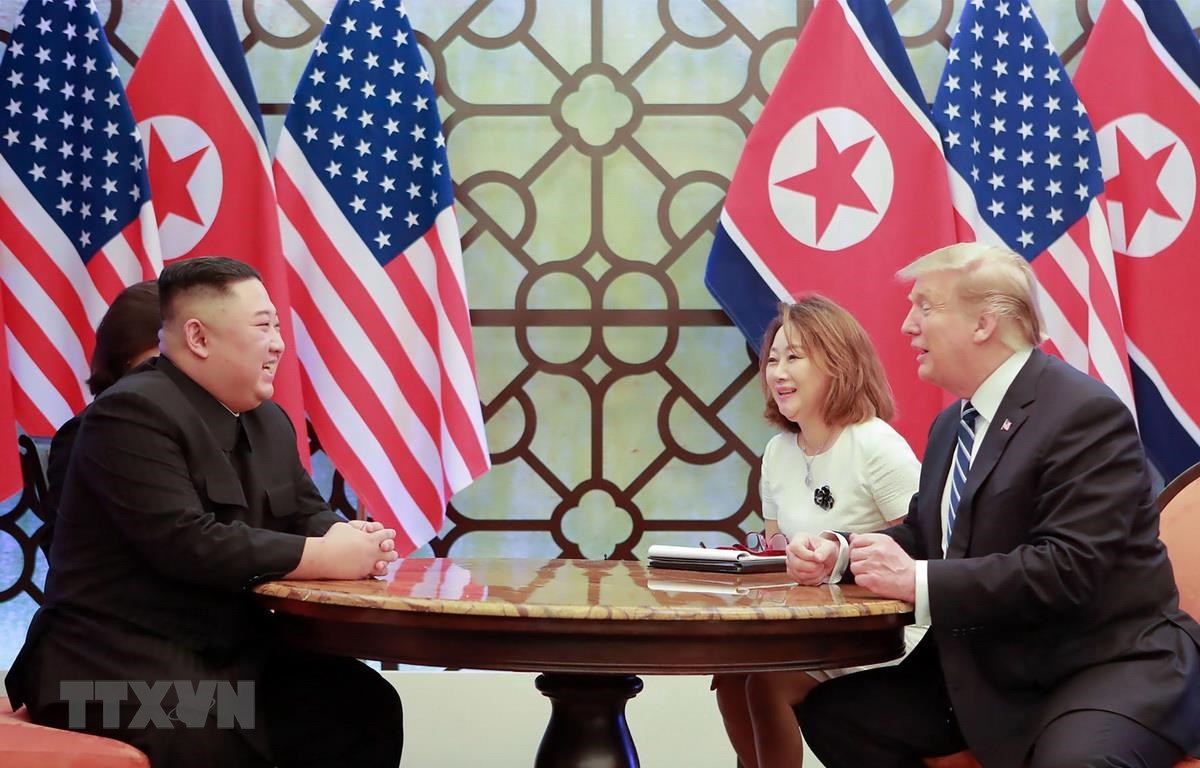 Tổng thống Mỹ Donald Trump (phải, phía trước) và Chủ tịch Triều Tiên Kim Jong-un trong cuộc gặp tại Hội nghị thượng đỉnh lần hai ở Hà Nội, ngày 28/2/2019 vừa qua. (Ảnh: AFP/TTXVN)