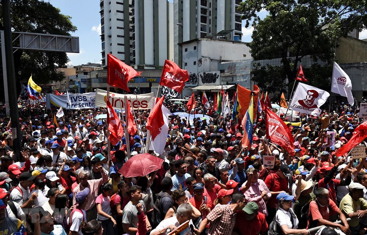 Người dân tuần hành ủng hộ Tổng thống Venezuela Nicolas Maduro tại thủ đô Caracas. (Nguồn: AFP/TTXVN)