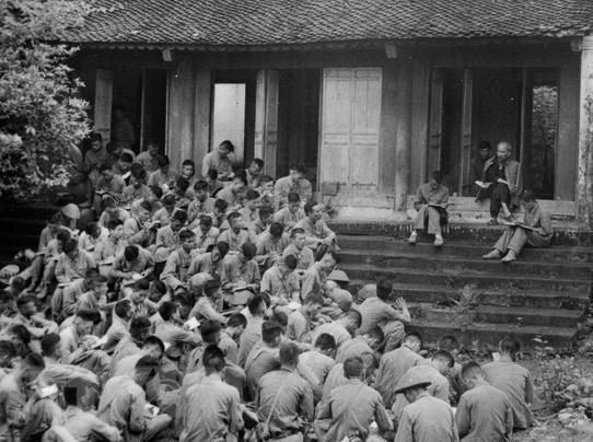  Ngày 2/9/1945, tại Quảng trường Ba Đình-Hà Nội, Chủ tịch Hồ Chí Minh đọc 'Tuyên ngôn Độc lập,' tuyên bố sự ra đời của nước Việt Nam Dân chủ Cộng hòa. (Nguồn: Tư liệu TTXVN)   Ngày 19/9/1954, tại sân Đền Giếng trong Khu di tích Đền Hùng (Phú Thọ), trước khi về tiếp quản Thủ đô, cán bộ, chiến sỹ Đại đoàn Quân tiên phong - Sư đoàn 308 được nghe Chủ tịch Hồ Chí Minh nói chuyện thân mật. Người căn dặn: 'Các vua Hùng đã có công dựng nước, Bác cháu ta phải cùng nhau giữ lấy nước.' (Ảnh: Đinh Đăng Định/TTXVN)