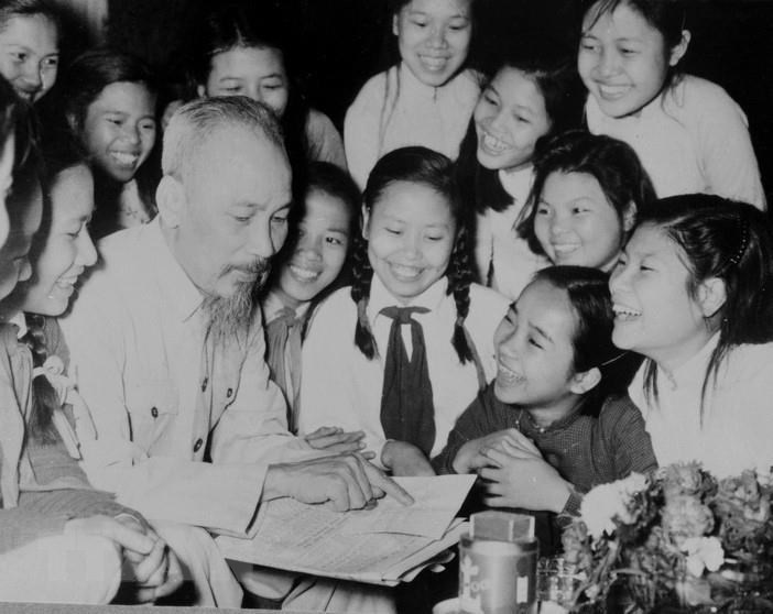  Sáng sớm ngày 16/9/1950, Chủ tịch Hồ Chí Minh đến vị trí quan sát đặt trên núi Báo Đông để quan sát, theo dõi chặt chẽ diễn biến trận đánh các cứ điểm địch ở Đông Khê, mở màn Chiến dịch Biên giới. Hình ảnh vị lãnh tụ tối cao của Đảng, của dân tộc không ngại khó khăn, nguy hiểm ra mặt trận trực tiếp chỉ đạo cuộc chiến đấu là nguồn động viên to lớn, làm nức lòng quân và dân ra sức thi đua 'giết giặc lập công,' đưa Chiến dịch đến toàn thắng. (Nguồn: Tư liệu TTXVN)   Đoàn đại biểu học sinh trường Trung học Trưng Vương (Hà Nội) đến chúc mừng sinh nhật Chủ tịch Hồ Chí Minh (19/5/1956). (Nguồn: TTXVN)