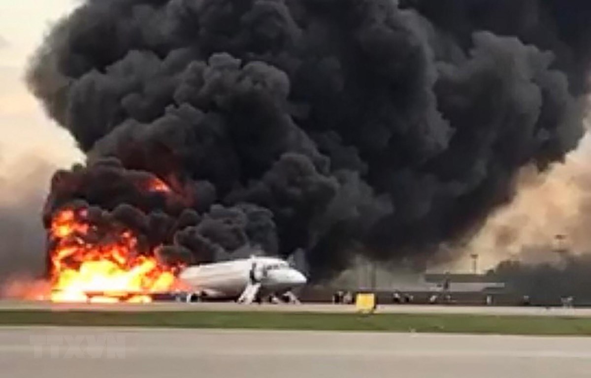 Máy bay chở khách bốc cháy dữ dội tại sân bay Sheremetyevo ở Khimki, Nga ngày 5/5/2019. (Ảnh: AFP/TTXVN)