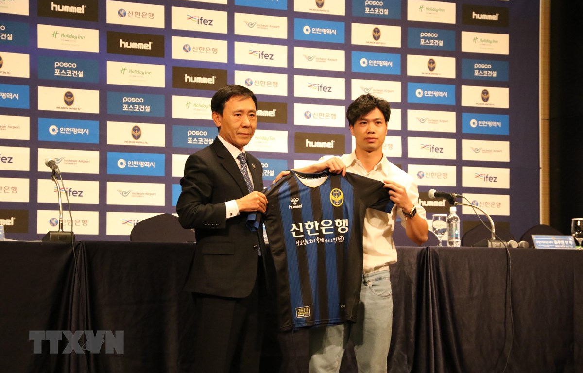 Chủ tịch Câu lạc bộ bóng đá Incheon United trao áo thi đấu cho Công Phượng (phải). (Nguồn: Mạnh Hùng/TTXVN)