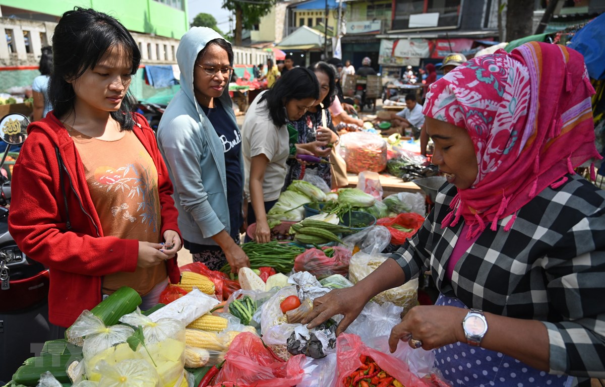 Người dân mua thực phẩm tại chợ ở Jakarta, Indonesia. (Ảnh: AFP/ TTXVN)