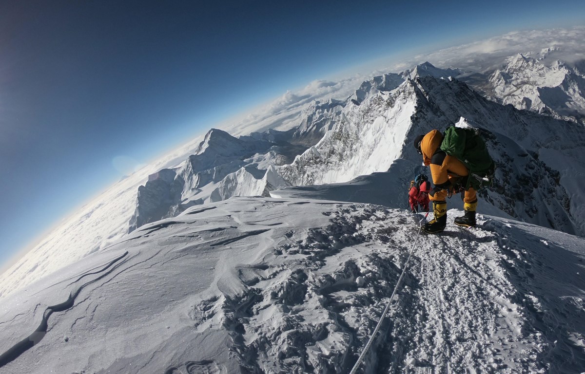 Những người leo núi trong hành trình chinh phục đỉnh Everest. (Ảnh: AFP/TTXVN)