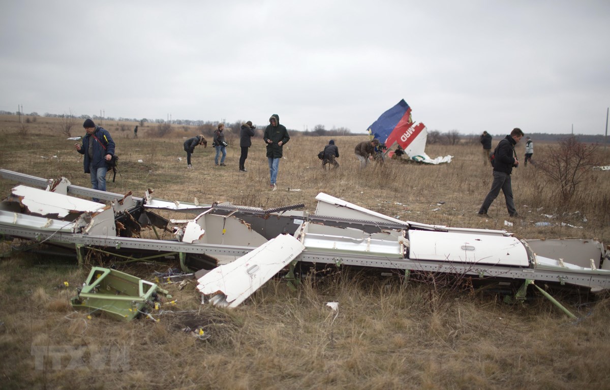 Hiện trường vụ rơi máy bay MH17 gần làng Hrabove, khu vực Donetsk, Ukraine, ngày 11/11/2014. (Ảnh: AFP/TTXVN)