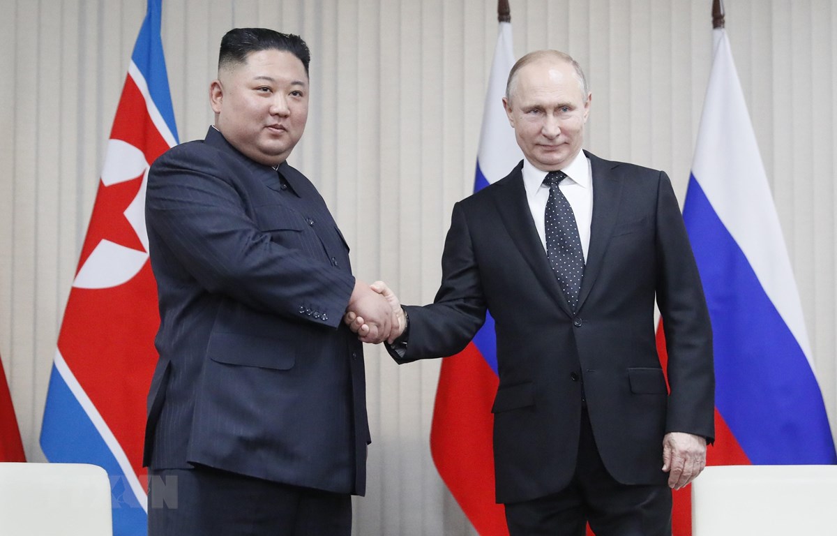 Tổng thống Nga Vladimir Putin (phải) và nhà lãnh đạo Triều Tiên Kim Jong-un trong cuộc gặp tại Trường Đại học Liên bang Viễn Đông ở đảo Rusky thuộc Vladivostok ngày 25/4/2019. (Ảnh: AFP/TTXVN)