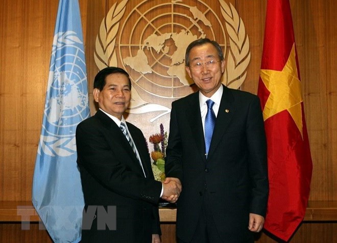  Chủ tịch nước Nguyễn Minh Triết gặp Tổng thư ký Liên hợp quốc Ban Ki-moon trong chuyến tham dự Khóa họp 64 Đại hội đồng Liên hợp quốc tại New York (Mỹ) từ 23 đến 26-9-2009. (Ảnh: Nguyễn Khang/TTXVN)