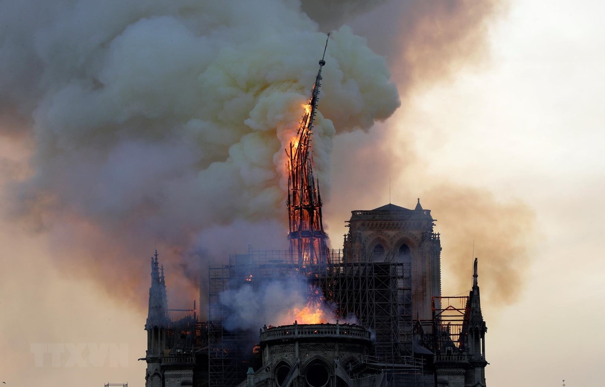 Ngọn tháp của Nhà thờ Đức Bà Paris đổ sập trong vụ hỏa hoạn ngày 15/4/2019. (Ảnh: AFP/ TTXVN)