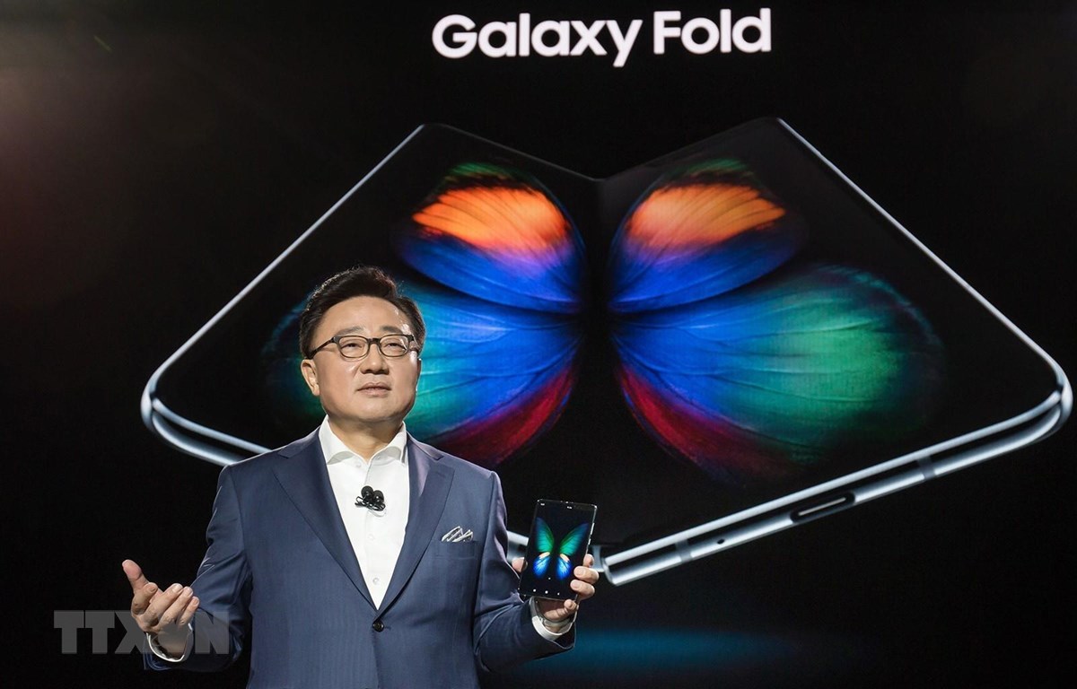 Điện thoại Galaxy Fold ra mắt trong sự kiện Unpacked diễn ra ở San Francisco, Mỹ rạng sáng 21/2 (giờ Việt Nam). (Nguồn: Yonhap/TTXVN)