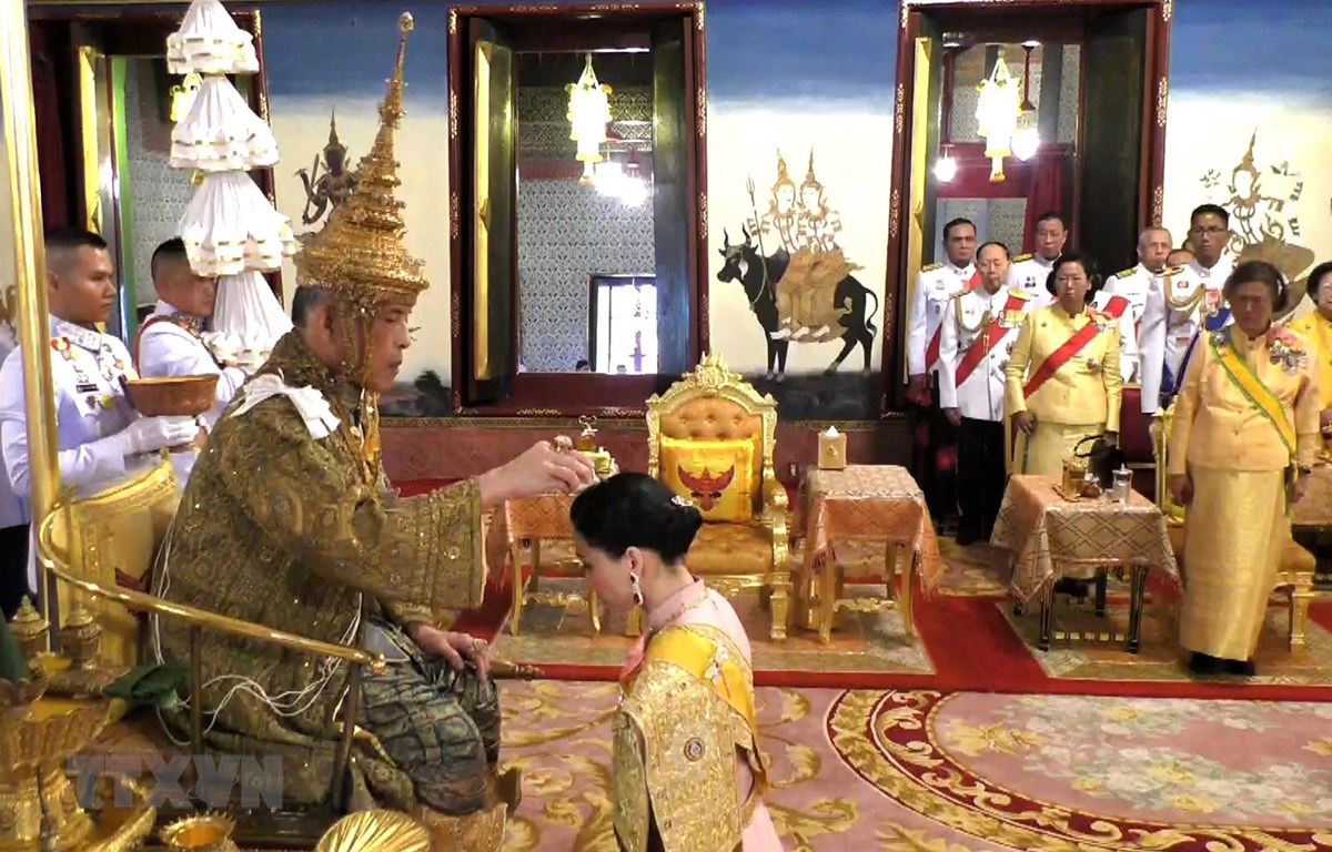 Nhà vua Thái Lan Maha Vajiralongkorn - Rama X (trái) và Hoàng hậu Suthida (giữa) thực hiện một nghi thức trong Lễ Đăng quang ở thủ đô Bangkok ngày 4/5/2019. (Ảnh: AFP/TTXVN)