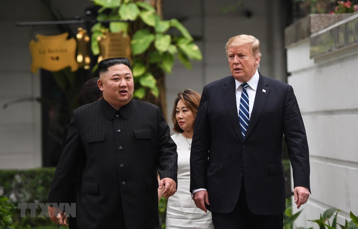 Tổng thống Mỹ Donald Trump (phải) và Chủ tịch Triều Tiên Kim Jong-un tại Hội nghị thượng đỉnh Mỹ-Triều lần hai ở Hà Nội ngày 28/2. (Ảnh: AFP/TTXVN)