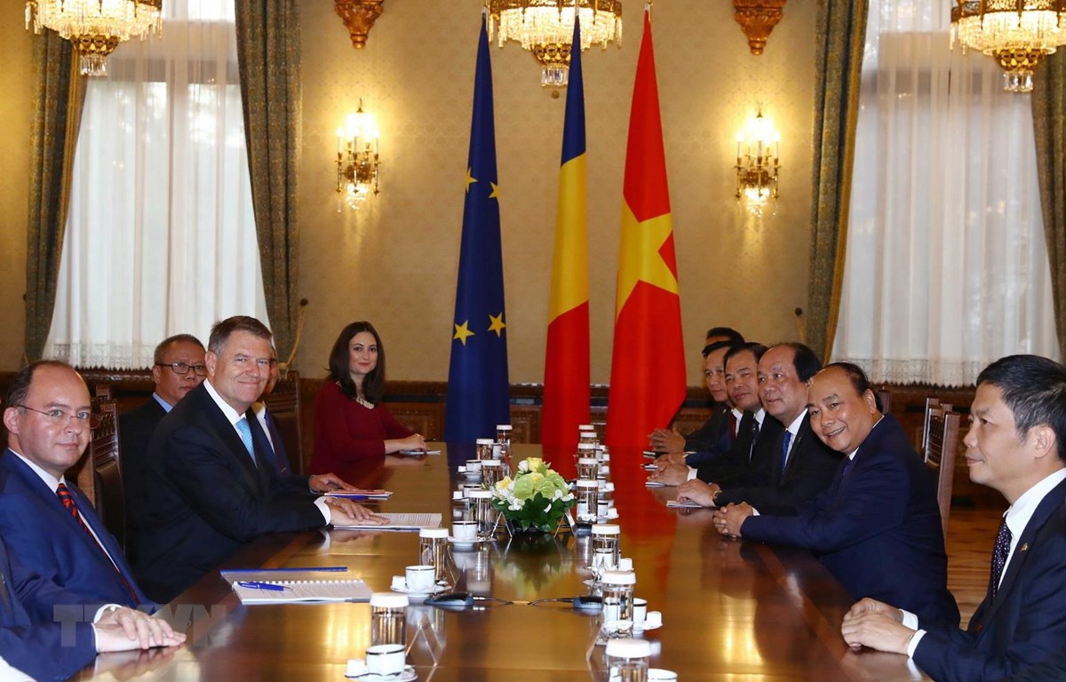 Thủ tướng Nguyễn Xuân Phúc hội kiến với Tổng thống Romania Klaus Werner Iohannis. (Ảnh: Thống Nhất/TTXVN)