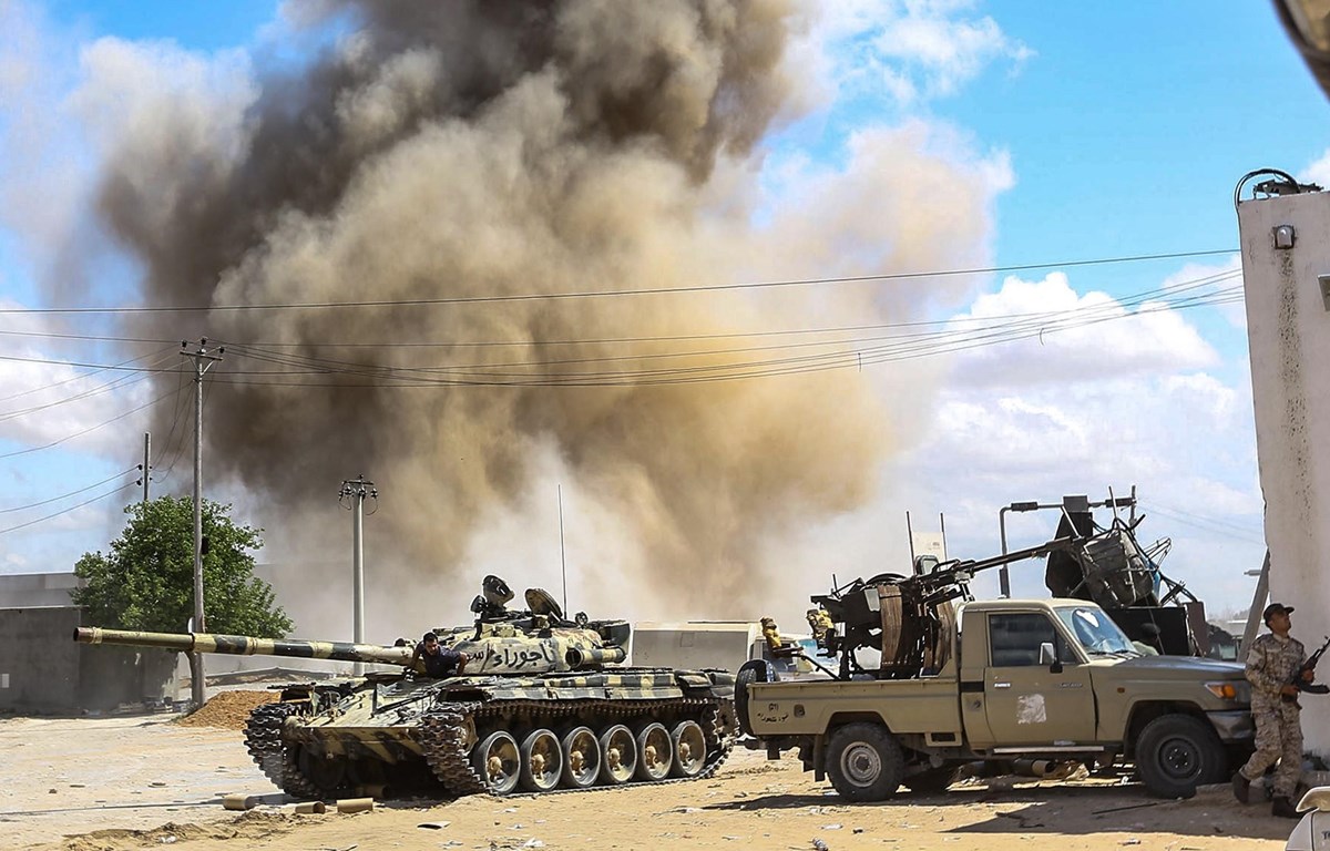 Khói bốc lên sau các cuộc giao tranh tại ngoại ô Tripoli ngày 12/4. (Ảnh: AFP/TTXVN)