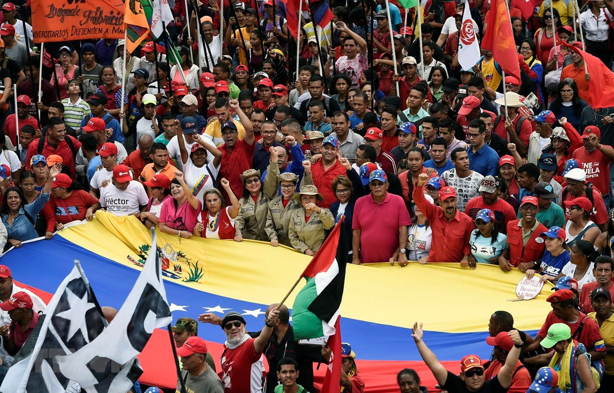 Những người ủng hộ Tổng thống Nicolas Maduro tham gia cuộc tuần hành tại thủ đô Caracas, Venezuela, ngày 13/4. (Ảnh: AFP/TTXVN)