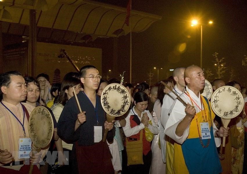  Lễ thắp nến cầu nguyện hòa bình của các tăng ni, phật tử tham dự Đại lễ Phật đản Liên hợp quốc năm 2008, ngày 16/5/2008, tại Trung tâm Hội nghị quốc gia Mỹ Đình (Hà Nội). (Ảnh: Thống Nhất/TTXVN)   Các phật tử Hàn Quốc tham dự Đại lễ Phật đản Liên hợp quốc năm 2008, được tổ chức tại Thủ đô Hà Nội. (Ảnh: Thống Nhất/TTXVN)