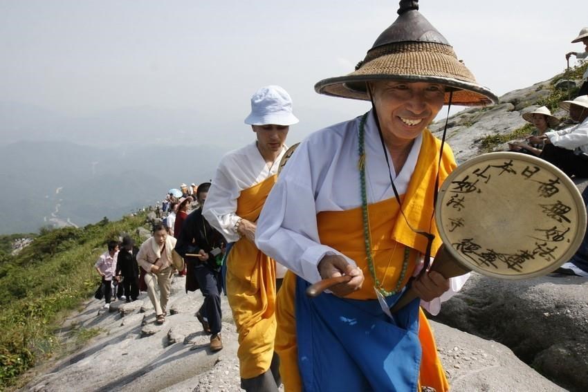  Lễ cầu nguyện cho hòa bình thế giới, trong khuôn khổ Đại lễ Phật đản Liên hợp quốc năm 2008, do Việt Nam tổ chức tại Hà Nội. (Ảnh: TTXVN)   Các đại biểu quốc tế dự Đại lễ Phật đản Liên hợp quốc năm 2008 hành hương về đất Phật Yên Tử (Quảng Ninh). (Ảnh: Thống Nhất/TTXVN)