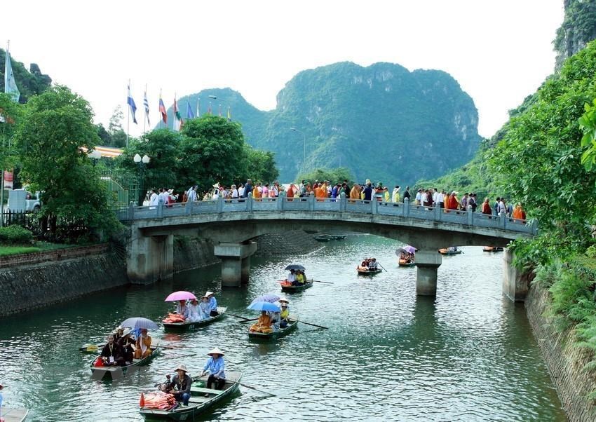  Các tăng ni, phật tử tại cầu nguyện tại chùa Bái Đính (Ninh Bình), trong khuôn khổ Đại lễ Phật đản Liên hợp quốc lần thứ 11 - năm 2014, do Việt Nam tổ chức từ ngày 7-11/5/2014. (Ảnh: Nguyễn Dân/TTXVN)   Các đại biểu dự Đại lễ Phật đản Liên hợp quốc lần thứ 11 tham quan danh thắng Tràng An, tỉnh Ninh Bình, sáng 10/5/2014. (Ảnh: Nguyễn Dân/TTXVN)