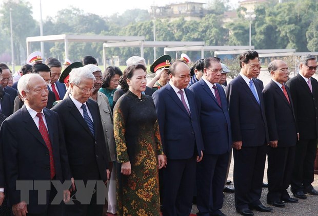 Lanh dao Dang, Nha nuoc dat vong hoa va vao Lang vieng Bac hinh anh 1