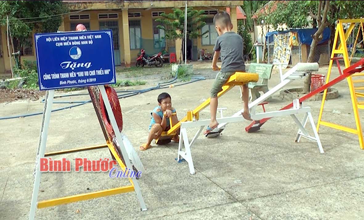 Công trình thanh niên khu vui chơi tái chế cho thiếu nhi xã Lộc An