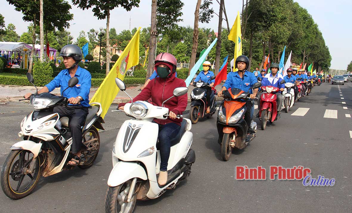 Đoàn viên thanh niên tham gia diễu hành tại Ngày hội thanh niên với văn hóa giao thông