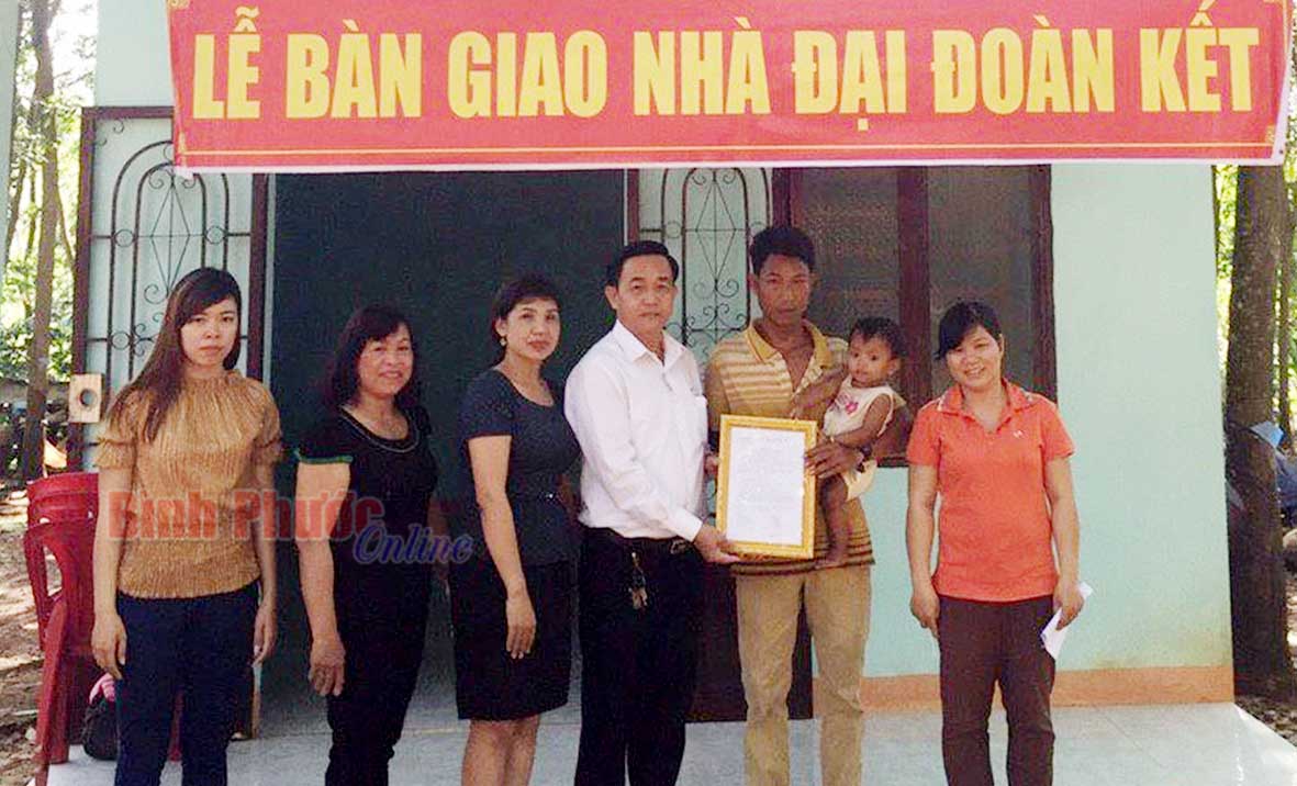 Bàn giao nhà đại đoàn kết cho hộ nghèo khó khăn về nhà ở trên địa bàn xã Tân Hưng