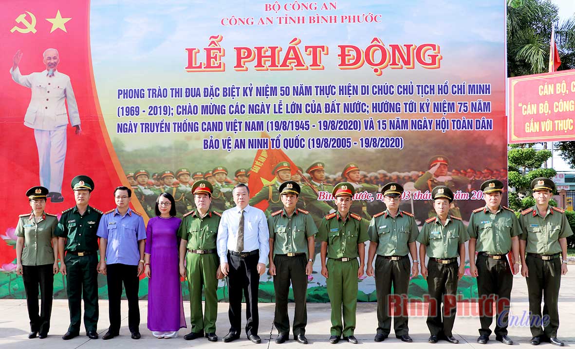 Các đồng chí lãnh đạo tỉnh tại lễ phát động phong trào thi đua đặc biệt kỷ niệm 50 năm thực hiện Di chúc của Chủ tịch Hồ Chí Minh; chào mừng các ngày lễ lớn của đất nước; hướng tới kỷ niệm 75 năm Ngày truyền thống CAND Việt Nam và 15 năm Ngày hội toàn dân bảo vệ an ninh Tổ quốc