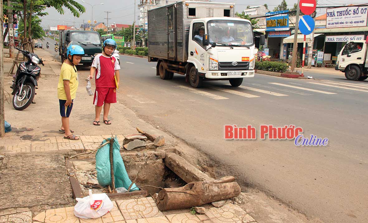 Ảnh 1: Người dân dùng những vật liệu tạm bợ để cảnh báo những hố ga đầy nguy hiểm bên đường.