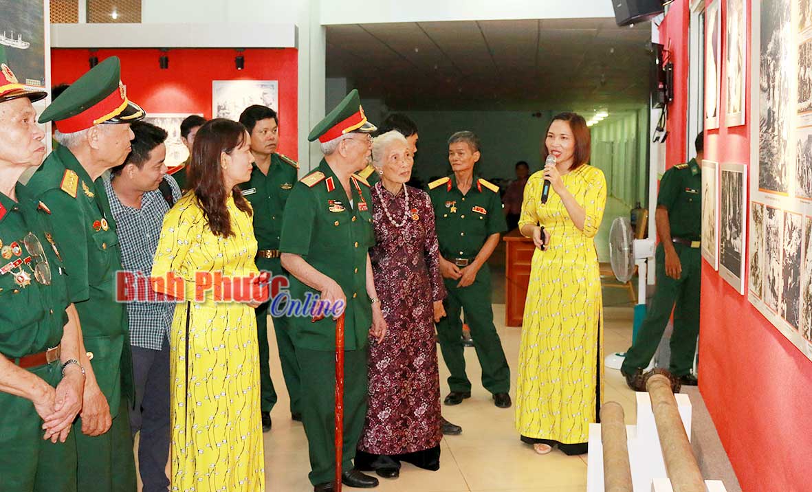 Khách tham quan trưng bày chuyên đề “Đường Trường Sơn - con đường huyền thoại” tại Bảo tàng tỉnh