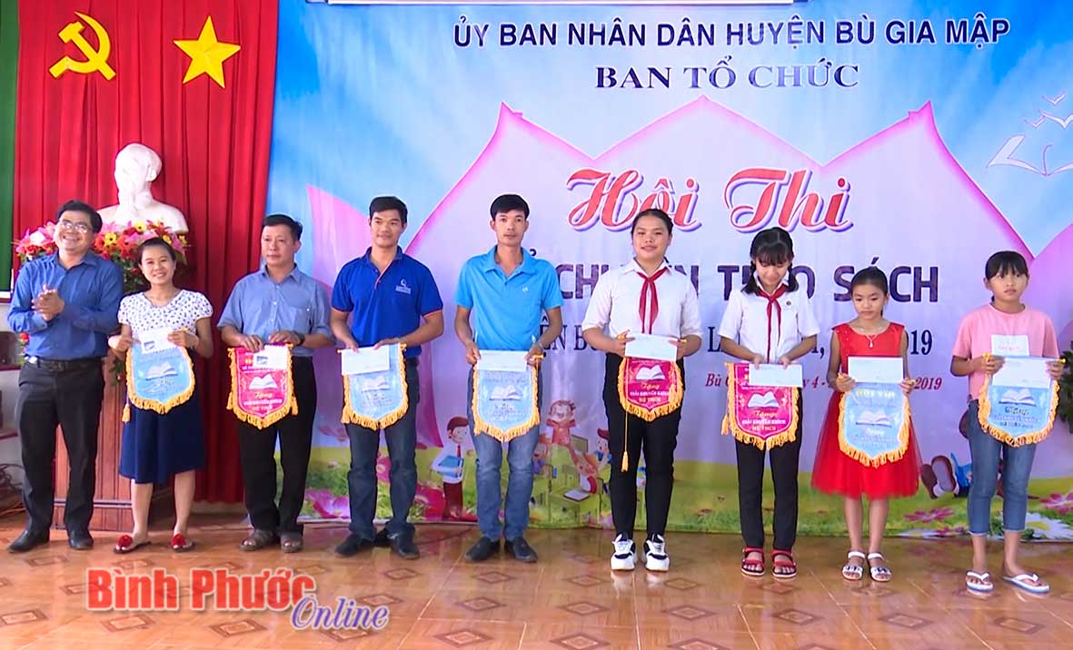 Ban tổ chức trao giải cho các đơn vị đạt thành tích cao tại hội thi