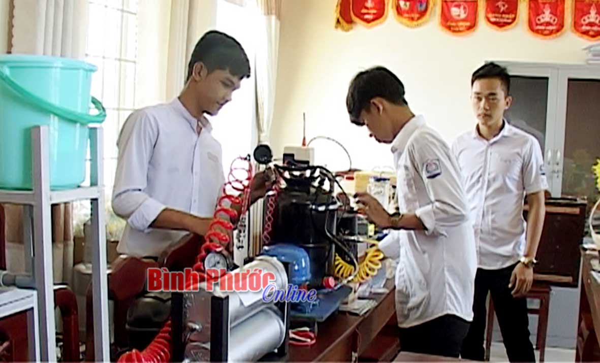 Học sinh Trường THPT Nguyễn Hữu Cảnh nghiên cứu các mô hình, sản phẩm đạt giải sáng tạo thanh thiếu niên, nhi đồng huyện Hớn Quản