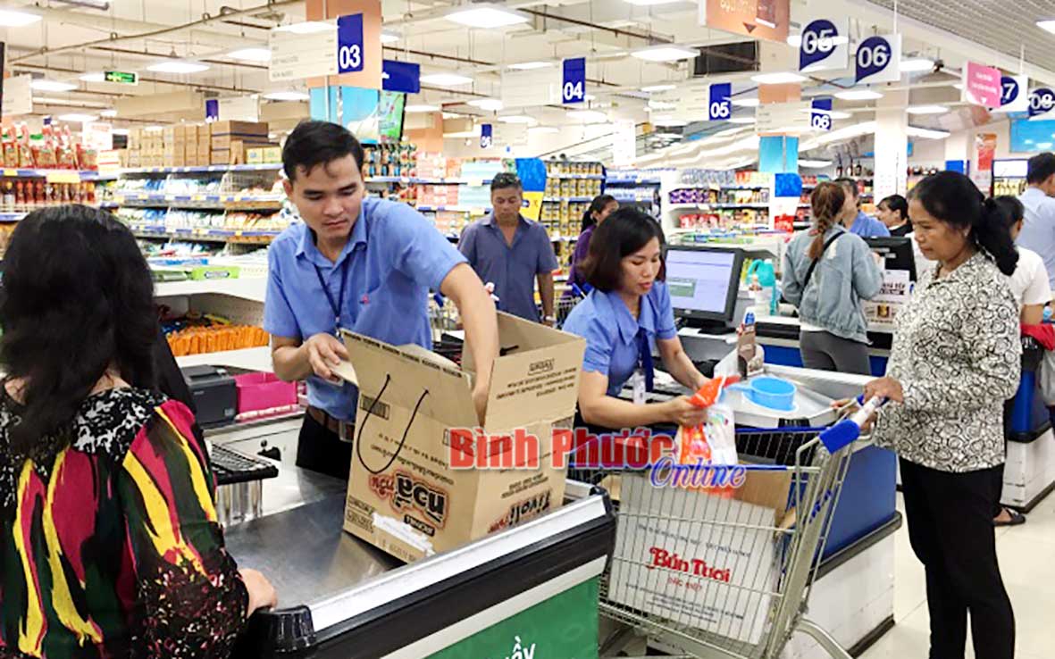 Hàng hóa khi người dân mua sắm tại Siêu thị Co.opmart Đồng Xoài được đựng trong thùng carton hoặc túi thân thiện môi trường