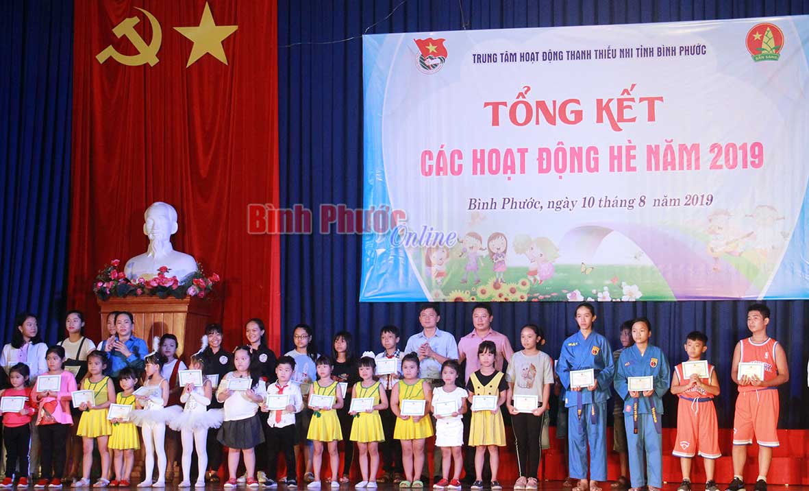 Trao giấy chứng nhận cho các học viên hoàn thành khóa học hè năm 2019