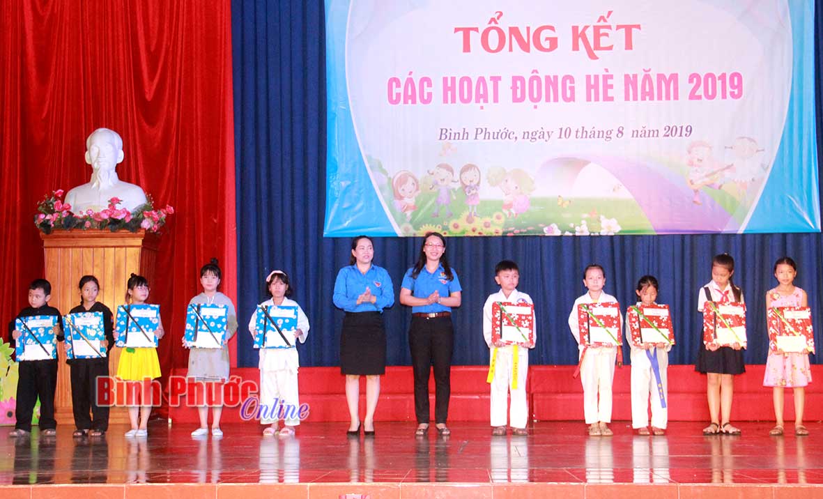 10 học viên có hoàn cảnh khó khăn nhận quà tặng từ Trung tâm Hoạt động thanh thiếu nhi tỉnh