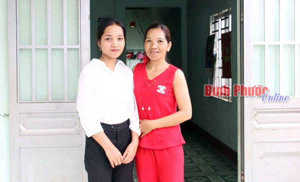 Em Điểu Thị Ngân cùng mẹ