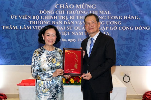 Truong Ban Dan van Trung uong Truong Thi Mai tham, lam viec tai Qatar hinh anh 3