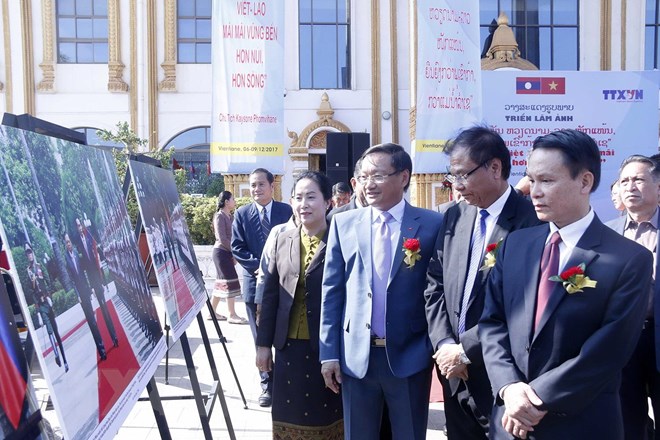  Sáng 6/12/2017, tại Cung Văn hóa Quốc gia ở thủ đô Vientiane, Thông tấn xã Việt Nam tổ chức khai mạc triển lãm ảnh với chủ đề 'Quan hệ Việt Nam-Lào mãi mãi vững bền hơn núi, hơn sông.' (Ảnh: Phạm Kiên/TTXVN)