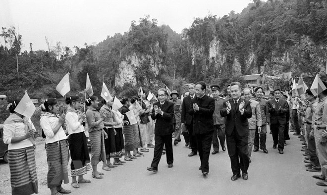  Đồng chí Lê Duẩn, Bí thư thứ nhất Ban Chấp hành Trung ương Đảng Lao động Việt Nam dẫn đầu Đoàn đại biểu Đảng Lao động Việt Nam, Chính phủ Việt Nam Dân chủ Cộng hòa thăm vùng giải phóng Lào (2-6/11/1973). (Ảnh: TTXVN)